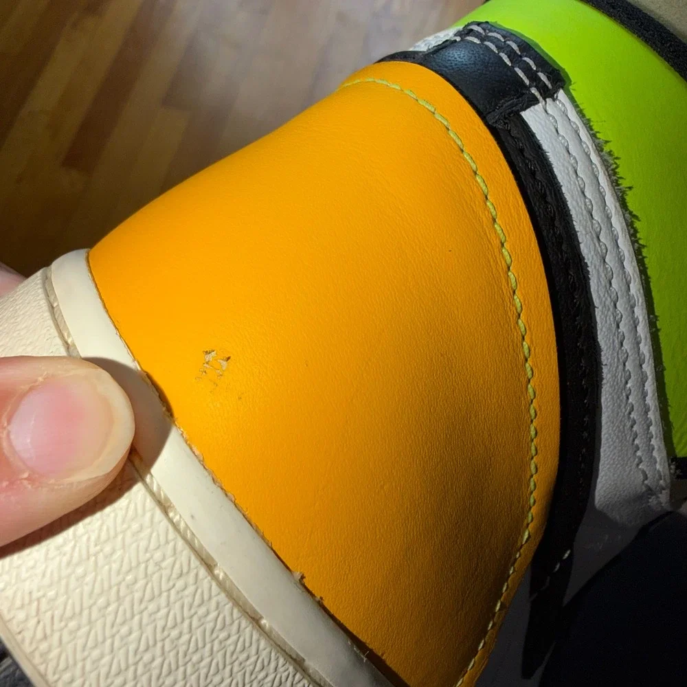 Nike Air Jordan 1 Retro High OG Volt Gold White Black 555088-118 Mens 8.5